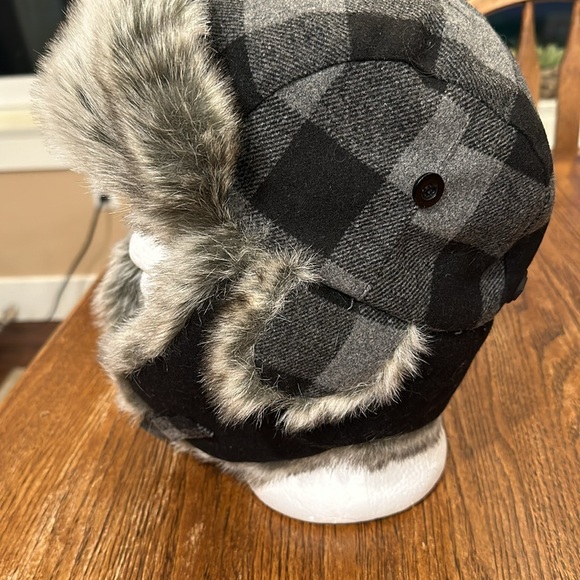 Nwot. Faux fur hat - Picture 3 of 9
